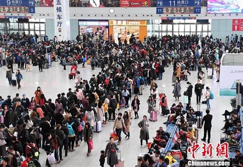 12月30日，出行的旅客在福州火车北站排队候车。<a target='_blank' href='http://www.chinanews.com/'>中新社</a>记者 张斌 摄