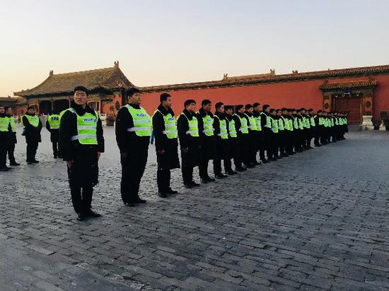 负责清场封门的工作人员