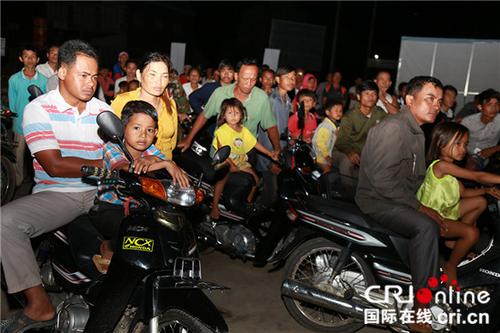 中国侨网“露天电影院——第二届中柬优秀电影巡映”活动走进柬埔寨柴桢省。