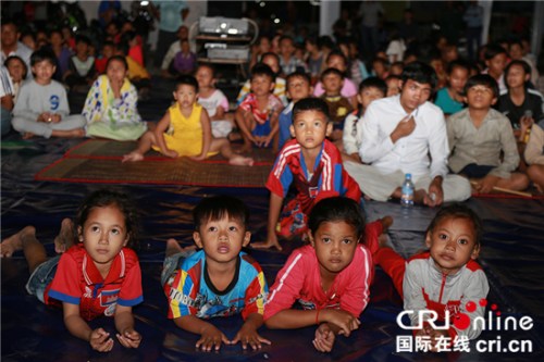 “露天电影院——第二届中柬优秀电影巡映”活动走进柬埔寨柴桢省。