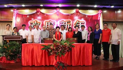 中国侨网合影。