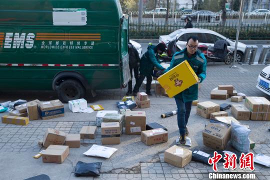 山西太原，物流工作人员正在搬运快递。　张云 摄