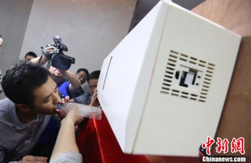 图为南京一家科研单位研发的空气净化器。<a target='_blank' href='http://www.chinanews.com/'>中新社</a>发 泱波 摄