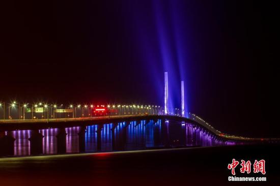 12月31日，港珠澳大桥全线亮灯，标志着全线供电照明系统施工圆满完成，意味着港珠澳大桥主体工程已经具备通车条件。亮灯仪式上，大桥东人工岛四周燃放起壮丽的烟花。图为港珠澳大桥嵌有“中国结”的青州桥亮起了灯光。邓媛雯 摄