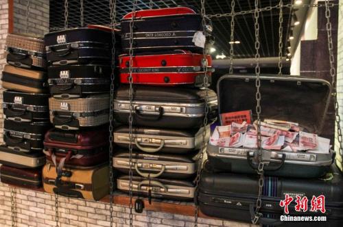 资料图：党员干部在反腐倡廉警示教育基地参观受教。洪坚鹏 摄