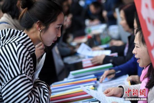 资料图：招聘会现场在洽谈的双方。<a target='_blank' href='http://www.chinanews.com/'>中新社</a>记者 李进红 摄