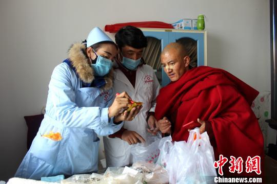 图为医护人员在少数民族地区义诊。(资料图) 谢热 摄