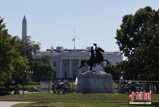 当地时间10月2日，美国白宫为拉斯维加斯枪击事件遇难者降半旗致哀。 <a target='_blank' href='http://www.chinanews.com/'>中新社</a>记者 刁海洋 摄