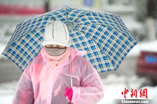 暴雪中的行人。　张娅子 摄