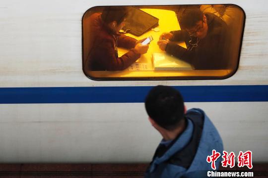 旅客通过铁路前往自己的目的地?！∫罅⑶?摄