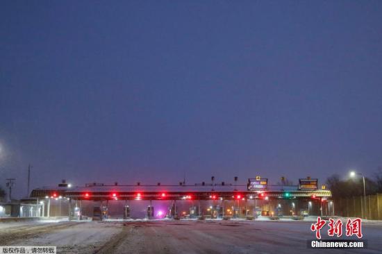 图为因暴雪天气而封闭的纽约高速公路入口。