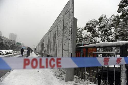 追问合肥公交站台坍塌真相：验收过？谁来担责？