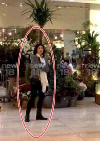 英拉现身英国商场大方与游客合照 面带微笑心情好