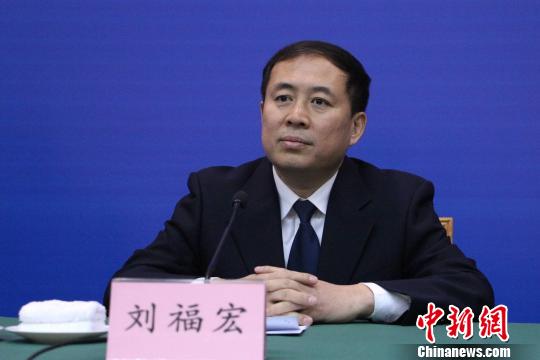 山东省公安厅交通管理局政委刘福宏介绍公安交警部门治理货车超限超载工作情况。　梁犇 摄