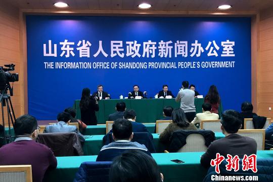 1月5日，山东省政府召开新闻发布会，通报该省整治公路货车违法超限超载工作情况?！　　×籂?摄