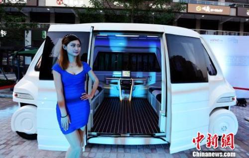 资料图：无人驾驶智能车“大白”?！≈芎庖?摄