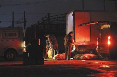 　2017年12月29日晚10时左右，一辆从河间装满“驴肉”的厢式货车行驶至北京南六环外一市场内停下，早已在此等候的三辆大面包车开始分装厢式货车内的“驴肉”。