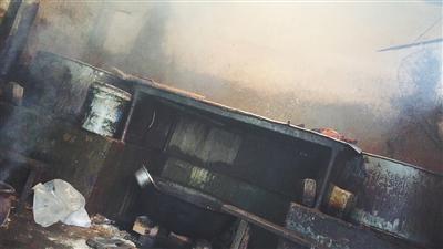 　　1月7日中午，河间市黎民居乡窦庄村一黑作坊内，摆放着两口大锅，高约两米，直径一米左右。黑作坊老板说，这一锅能煮800来斤。