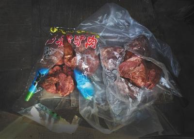 　一名黑作坊老板带了两袋“驴肉”给记者看货，左边一袋为冷冻马肉，右边一袋实为猪肉。