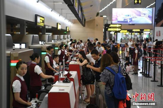 资料图：旅客办理登机手续。 陈超 摄