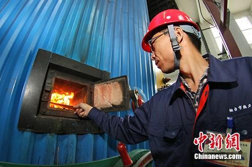 资料图：供暖工启动，各燃煤供热站开始点火烘炉。中新社发 唐克 摄