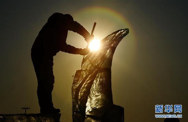 参赛的冰雕选手在进行作品创作（1月6日摄）。