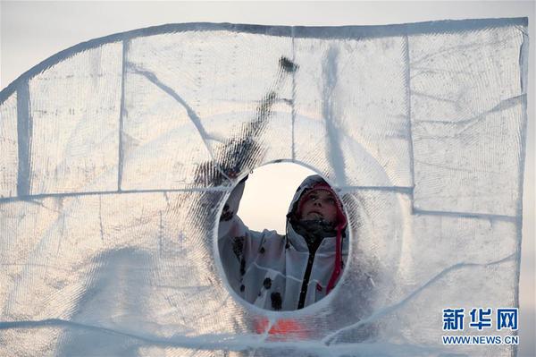 参赛的冰雕选手在进行作品创作（1月7日摄）。2