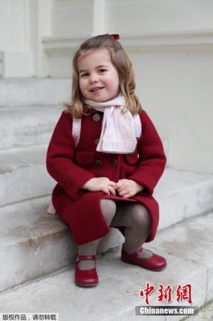 当地时间2018年1月8日，英国夏洛特小公主(Princess Charlotte)拍幼儿园入学首日照，一身小淑女LOOK的她尽显皇家气质，坐在台阶上凹造型，可爱满分。