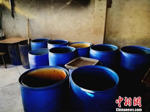 多个泔水桶堆放在一起，气味格外刺鼻。　李晓伟 摄
