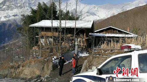 图为民警到村民家为老黄牛抽取血样。平武警方提供