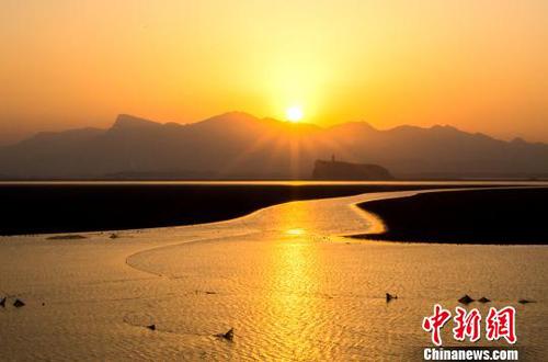 在夕阳余晖的映照下鄱阳湖呈现出一幅美丽的冬日画卷?！「到ū?摄