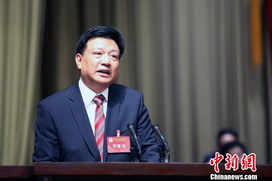 1月10日，青海省文学艺术界联合会第八次代表大会在西宁召开。图为青海省文学艺术界联合会党组书记班果大会报告。　罗云鹏 摄