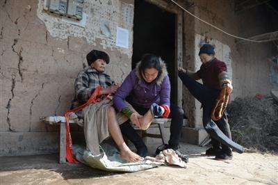 儿媳放弃上万月薪回乡照顾患老年痴呆症的公公