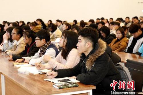 图为青海师范大学学生听特殊的党课——《可可西里坚守精神》?！≌盘砀?摄