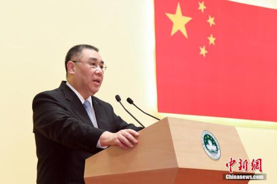 12月20日，澳门特区政府在旅游塔会展中心举行盛大酒会，庆祝澳门回归祖国暨澳门特区成立18周年。图为澳门特区行政长官崔世安在酒会上致辞。 <a target='_blank' href='http://www.chinanews.com/'>中新社</a>记者 龙土有 摄