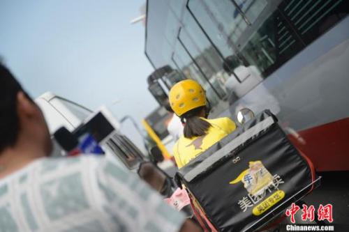 资料图：美团外卖小妹在送外卖的路上。<a target='_blank' href='http://www.chinanews.com/' >中新网</a>记者 富宇 摄