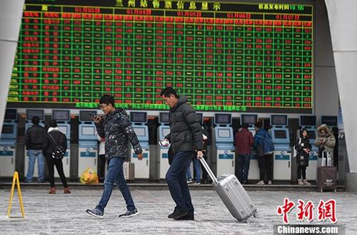 1月3日，2018年春运首日火车票正式开售，旅客在兰州火车站购票出行。 <a target='_blank' href='http://www.chinanews.com/'>中新社</a>记者 杨艳敏 摄