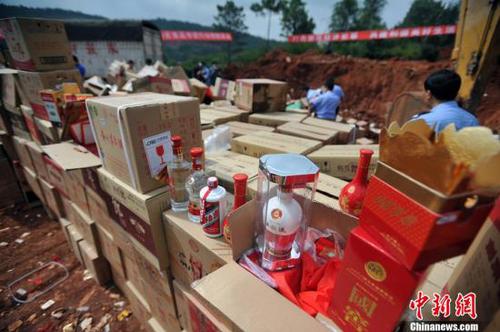 资料图：昆明警方集中销毁一批假冒伪劣商品，包括1千多箱假冒“茅台”、“五粮液”等国内知名品牌的白酒。<a target='_blank' href='http://www.chinanews.com/'>中新社</a>发 任东 摄