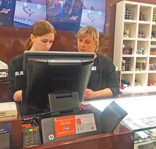 在俄罗斯，银联卡已拥有了相当规模的覆盖率。图为商场里随处可见的银联卡标识。吴焰 摄