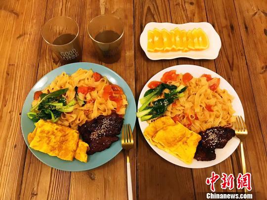 杨小娜做的早餐每天都要有肉、有蔬菜水果、流食、主食，可以做到一个月不重复。受访者提供