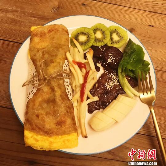 杨小娜做的早餐每天都要有肉、有蔬菜水果、流食、主食，可以做到一个月不重复。受访者提供