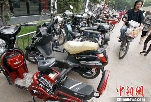 近日，公安部、工信部、国家工商总局、国家质检总局等四部委联合下文，要求整改当下电动自行车产业。图为5月29日，北京某大型超市前的自行车停车场中多半为电动车。<a target='_blank' href='http://www.chinanews.com/'>中新社</a>发 张宇 摄