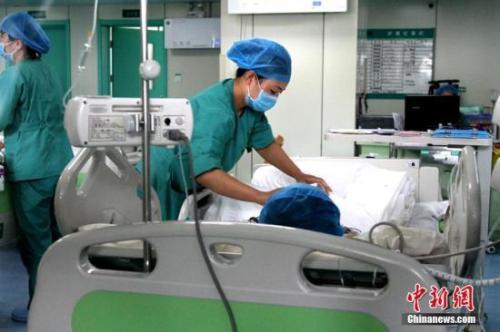 资料图：医护人员在给患者治疗。 <a target='_blank' href='http://www.chinanews.com/'>中新社</a>记者 田进 摄