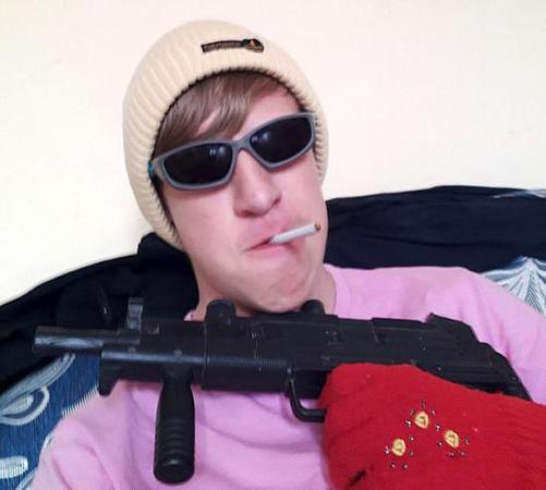 俄两名中学男生持刀伤害9名师生 自称效仿美国校园杀手