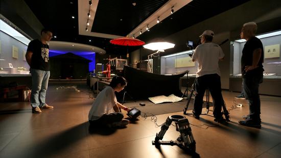 剧组在进行文物的拍摄工作。受访者供图