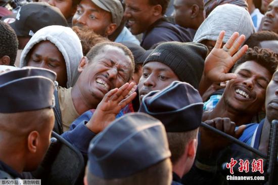 当地时间7月7日，法国警方对巴黎北部的难民营进行了疏散，约2500名难民居住于此。