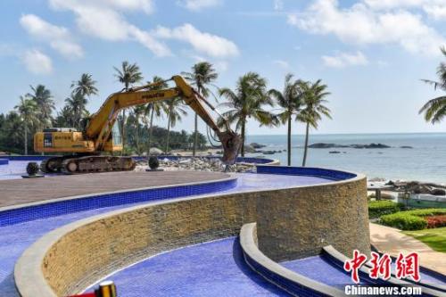 资料图：工程机械对违规项目进行拆除?！÷嬖品?摄