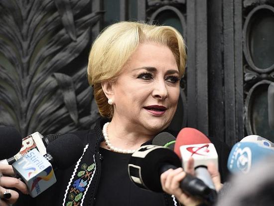 1月17日，罗马尼亚新提名总理维奥丽卡·登奇勒在总统府接受媒体记者采访。（新华社发）