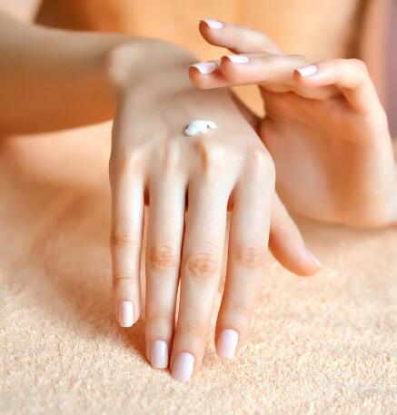 想拥有丝滑柔嫩的双手?冬天要坚持5件事