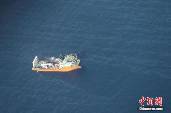 1月17日，交通运输部继续组织协调各方力量开展应急处置行动。据现场消息，16日7时30分，“海巡166”轮抵达现场开展扫测，目前沉船位置已经确定。扫测结果表明，“桑吉”轮坐沉状态，艏向12度，右舷距船艏约60米有破损，沉船周围水深115米，未发现其他异常障碍物。 图片来源：视觉中国